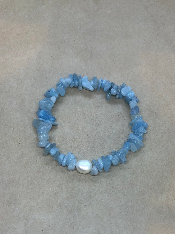 Celestite Crystal Chips Beaded Bracelet with Pearl Centrepiece