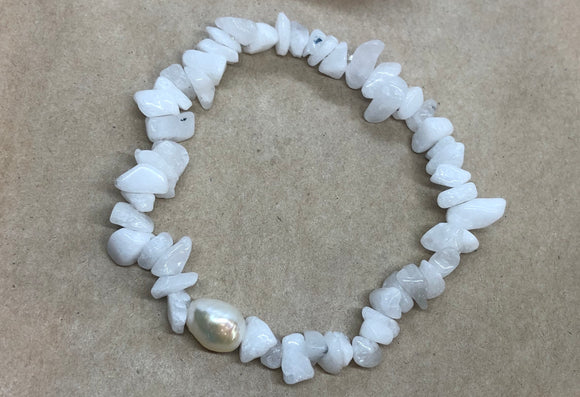 White Jade Crystal Chips Beaded Bracelet with Pearl Centrepiece